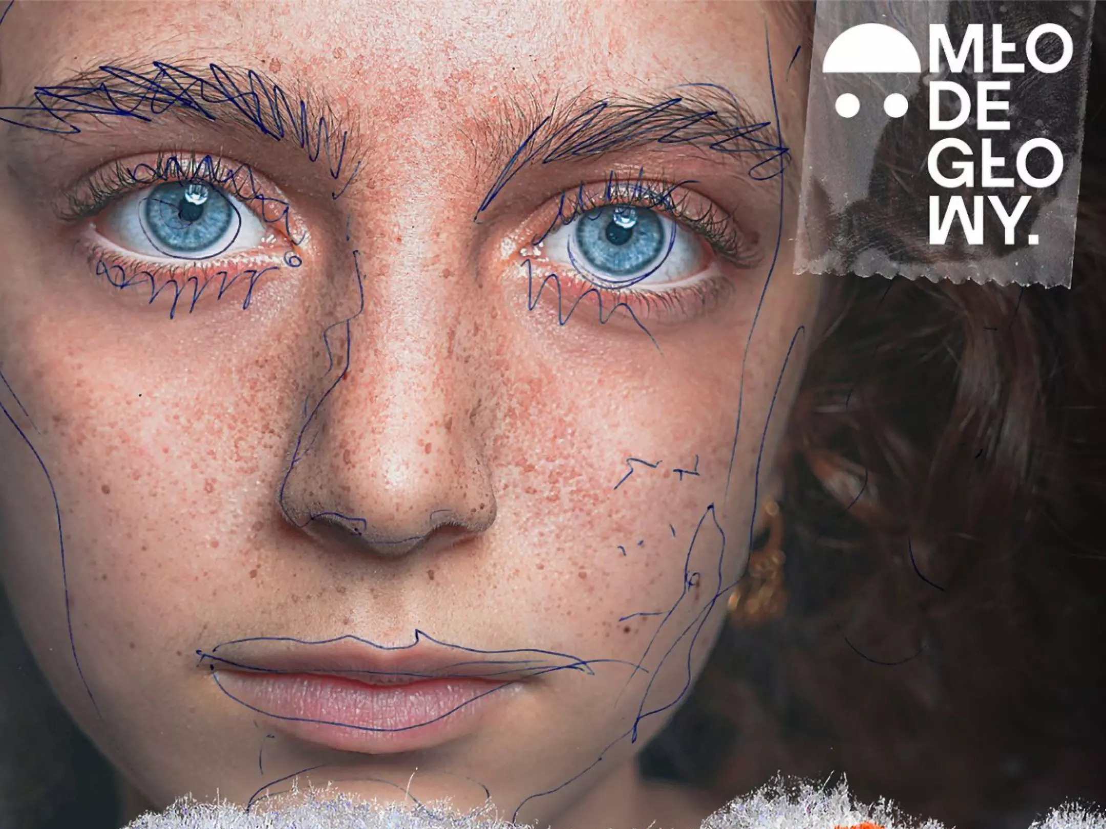 Nahaufnahme eines Gesichts mit blauen Augen und Sommersprossen, mit blauen Linien markiert. Pepco unterstützt das Młode Głowy Projekt.